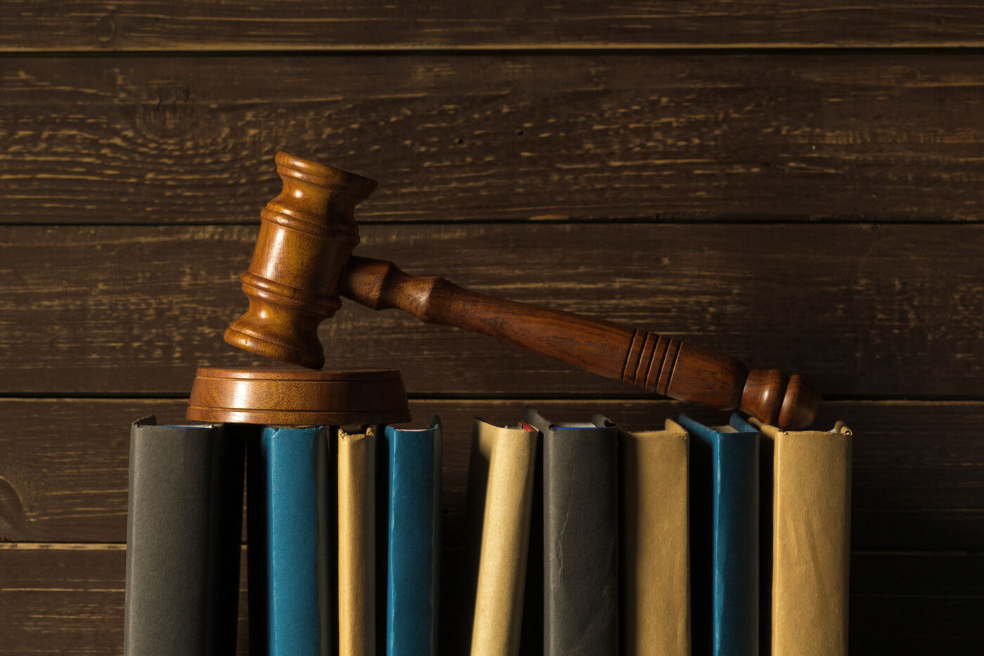 Livros de legislação trabalhista organizados em estante de escritório de advocacia